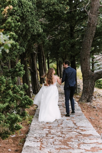 Pareja feliz amor juntos ceremonia de boda romántica