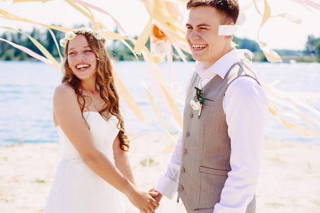 Pareja feliz boda riendo