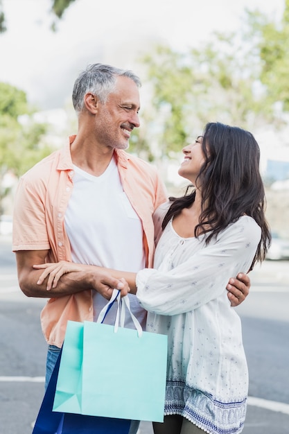 Pareja feliz con bolsas de compras