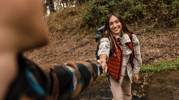 Foto pareja feliz en el bosque