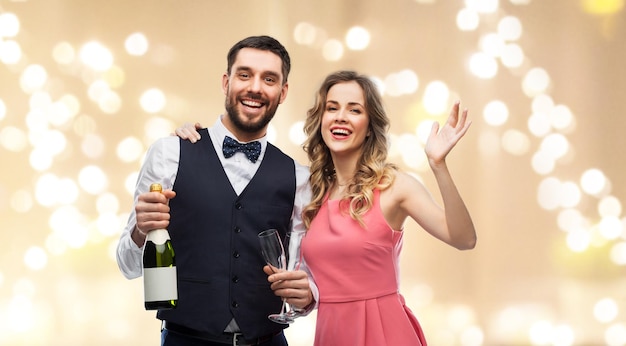 pareja feliz con una botella de champán y vasos