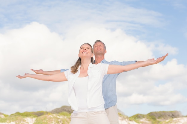 Pareja feliz con los brazos extendidos