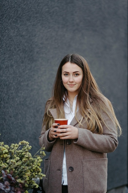 Pareja feliz en un café al aire libre el día de otoño