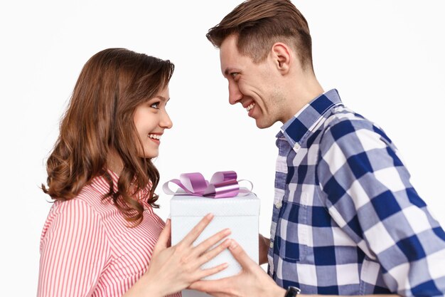 Pareja feliz con caja de regalo