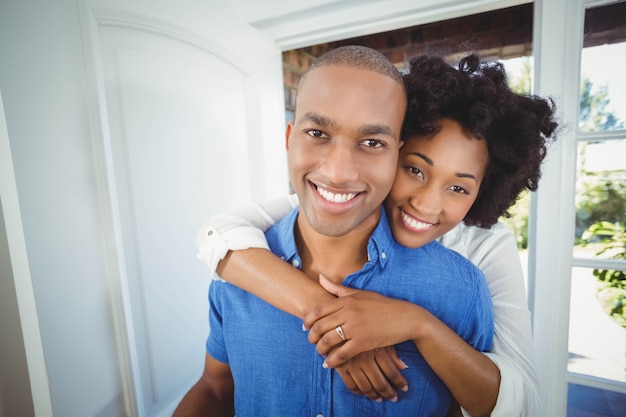 Pareja feliz con caja en su casa