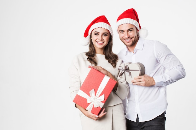 Pareja feliz con cajas de regalo