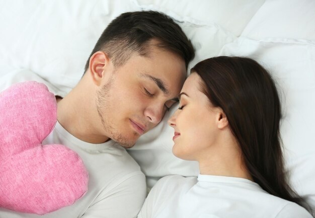 Pareja feliz en la cama