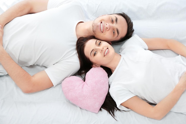 Pareja feliz en la cama