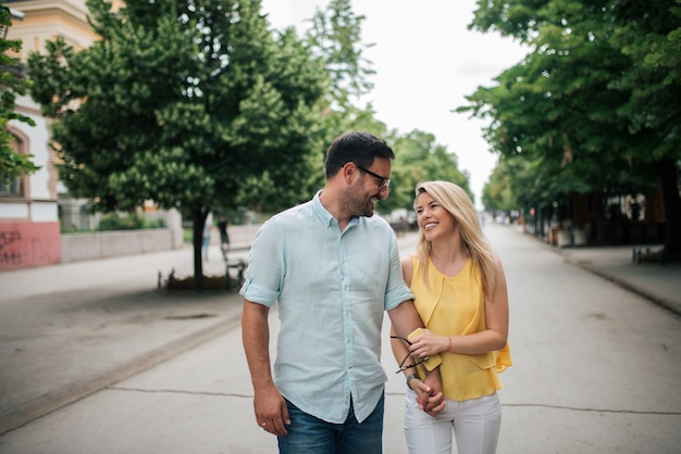 Pareja feliz caminando en la ciudad.