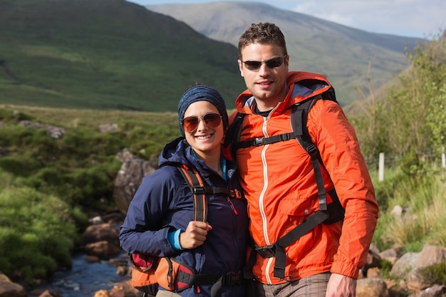 Pareja feliz en caminata