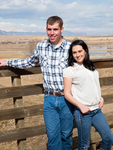 Pareja feliz en el campo.