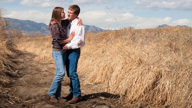 Pareja feliz en el campo.