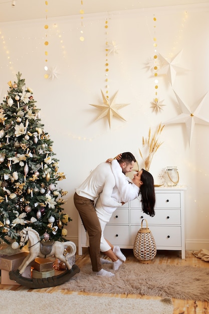 Pareja feliz en casa en Navidad