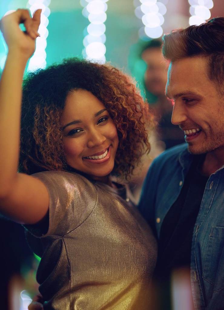 Foto pareja feliz y celebración con pista de baile en una fiesta en un club nocturno o diversión en una discoteca juntos sonríe el hombre y la mujer en una relación disfruten de un festival de rave con música para apoyar el romance