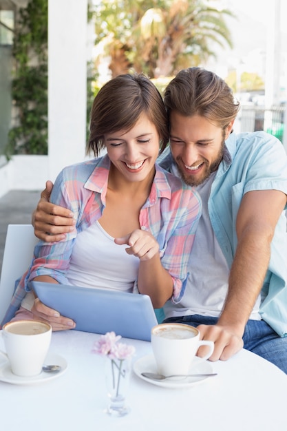 Pareja feliz en una cita con tablet pc