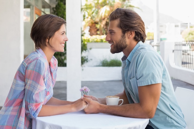 Pareja feliz en una cita