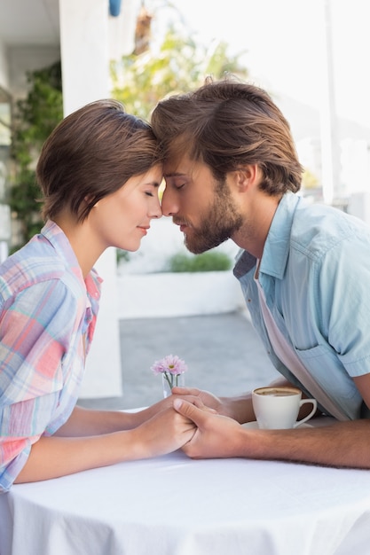 Pareja feliz en una cita