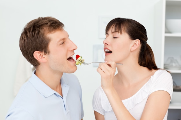 Pareja feliz comiendo juntos