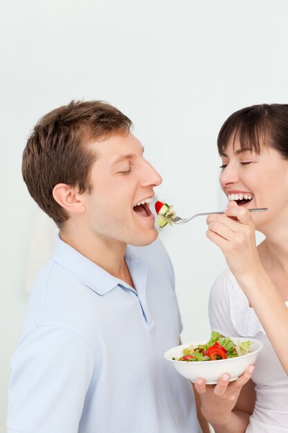 Pareja feliz comiendo juntos