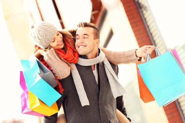 pareja feliz de compras en la ciudad