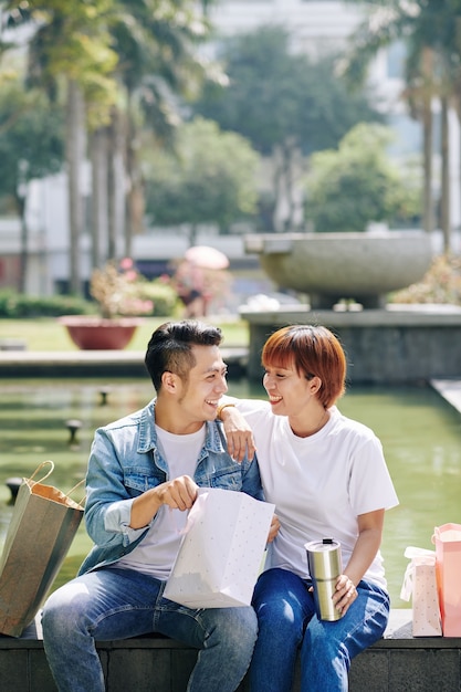 Pareja feliz con compras