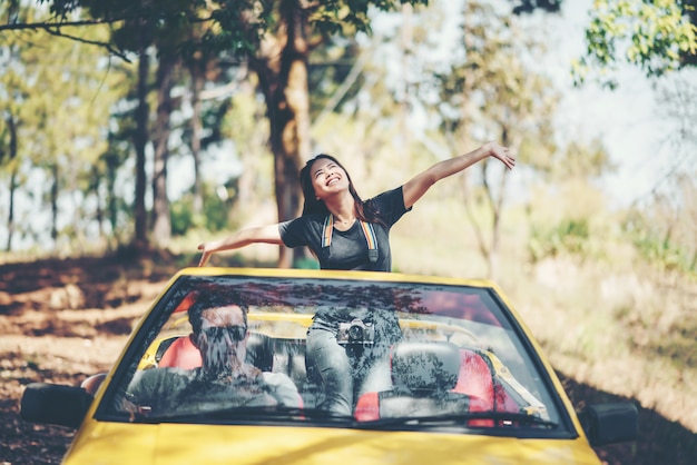 Pareja feliz conduciendo en convertible