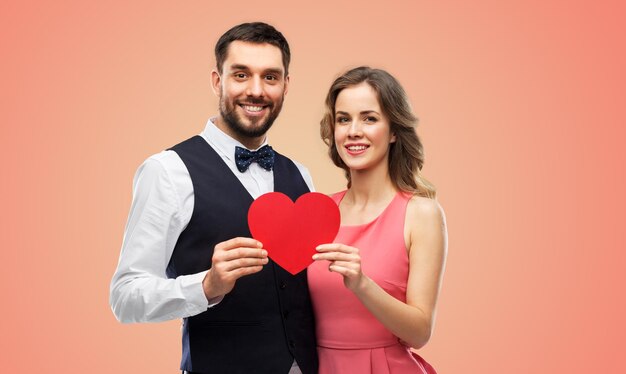 pareja feliz con corazón rojo en el día de San Valentín