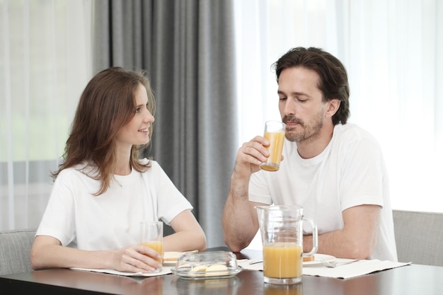 Pareja feliz desayuna juntos