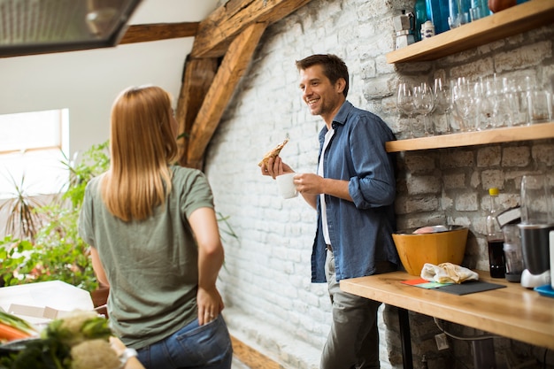 Pareja feliz desayunando juntos en casa