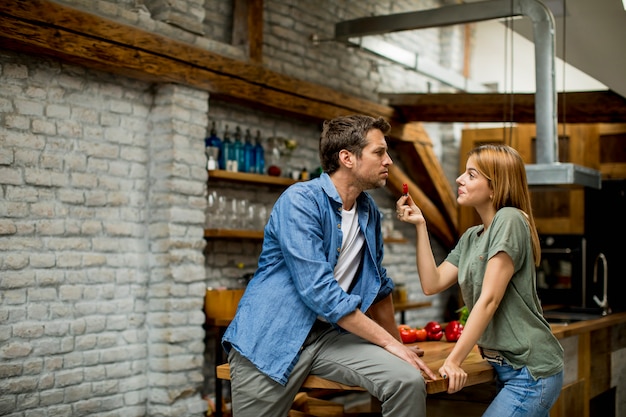 Pareja feliz desayunando juntos en casa