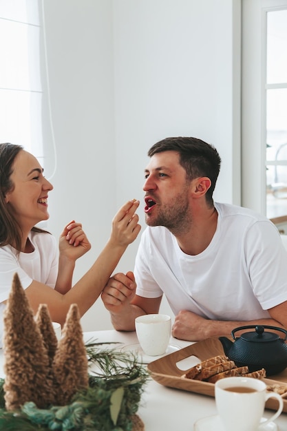 Pareja feliz desayunando en Navidad