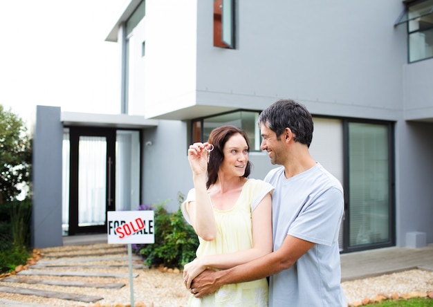 Pareja feliz después de comprar casa