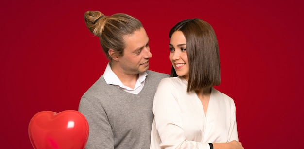 Pareja feliz en el día de san valentín