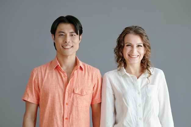 Pareja feliz con diferencia de edad