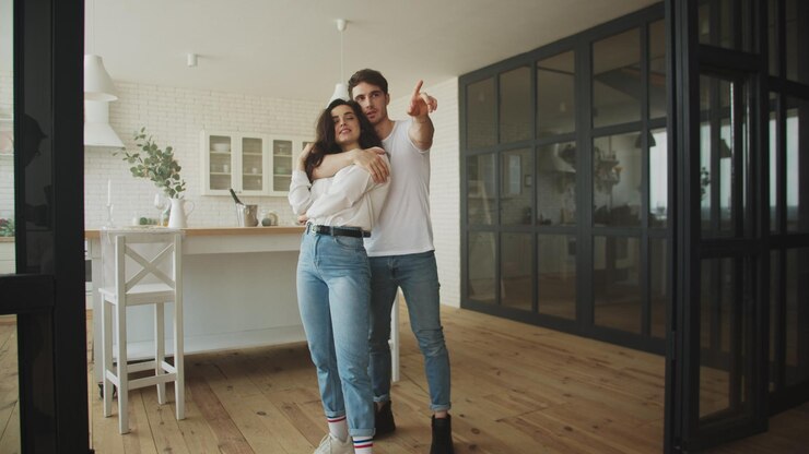 Foto pareja feliz discutiendo diseño interior familia joven soñando con estilo hogareño
