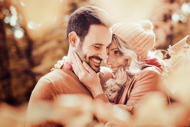 Pareja feliz disfrutando en el hermoso día de otoño