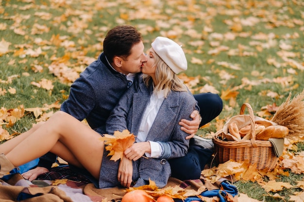 Pareja feliz disfrutando de la temporada de primavera de otoño dorado en el parque