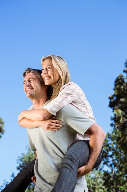 Pareja feliz divirtiéndose en el parque