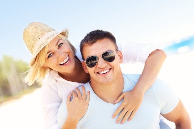 pareja feliz divirtiéndose en la playa