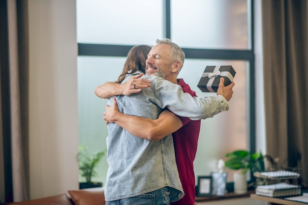 Pareja feliz. Dos hombres se abrazan y se ven felices