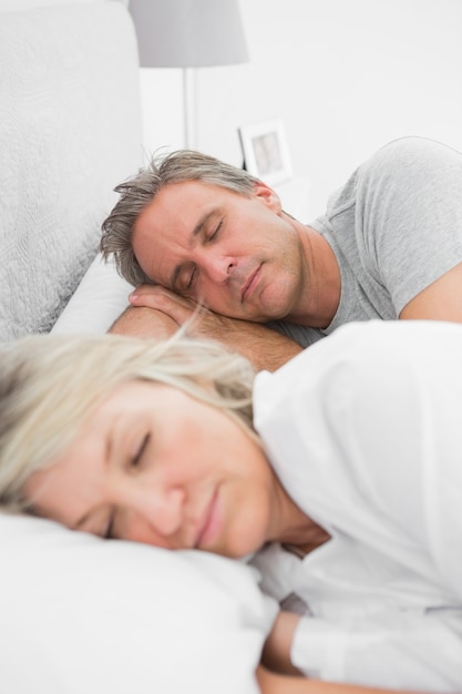 Pareja feliz durmiendo pacíficamente