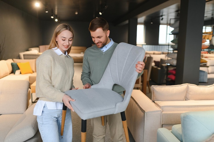 Foto una pareja feliz eligiendo muebles en la tienda.