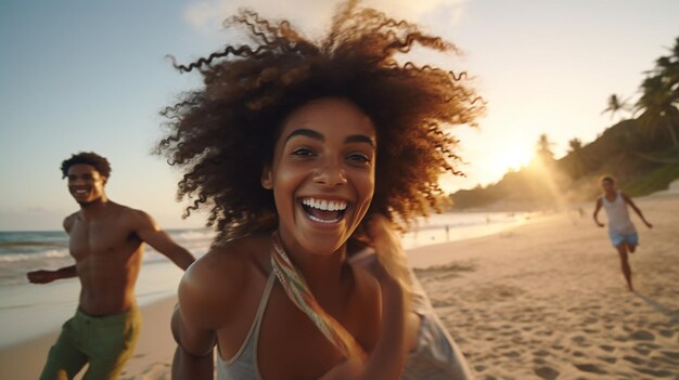 Una pareja feliz y enamorada divirtiéndose.