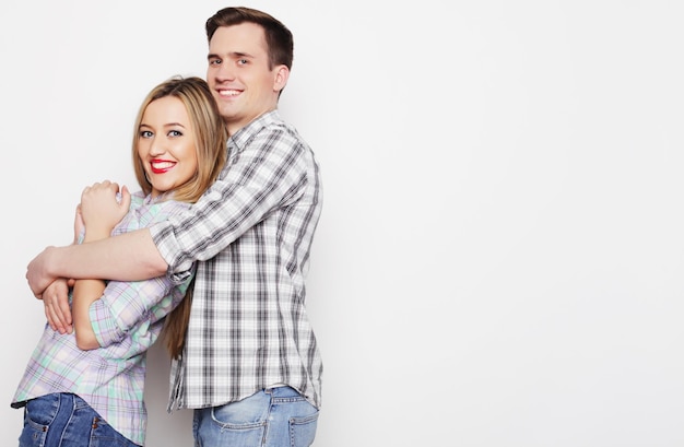 Una pareja feliz y encantadora abrazándose.