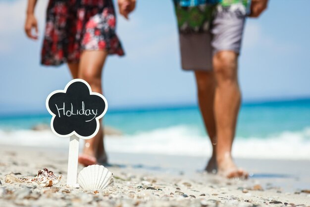 Foto una pareja feliz en el fin de semana de vacaciones en la playa