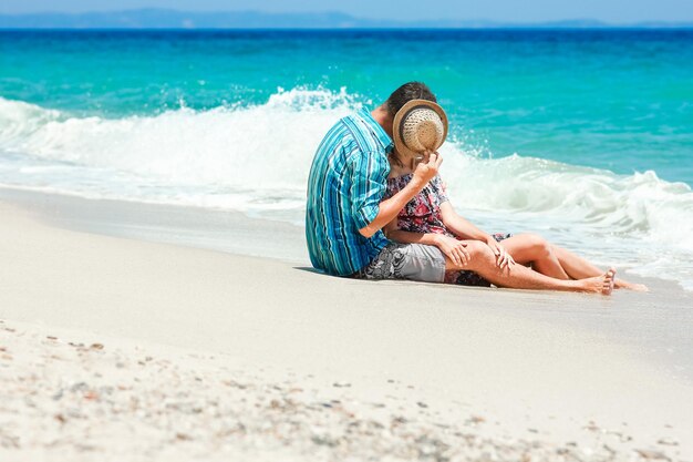 Una pareja feliz en el fin de semana de viaje de vacaciones junto al mar