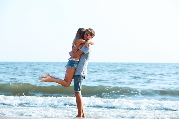 Pareja feliz en el fondo del mar