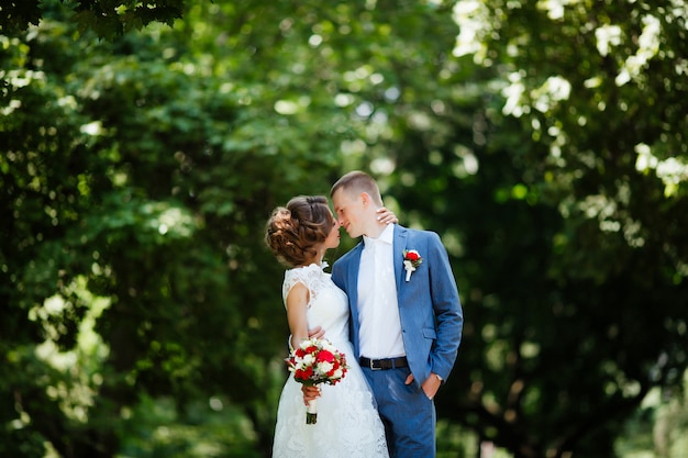 Pareja feliz. Foto de boda. La pareja esta enamorada.