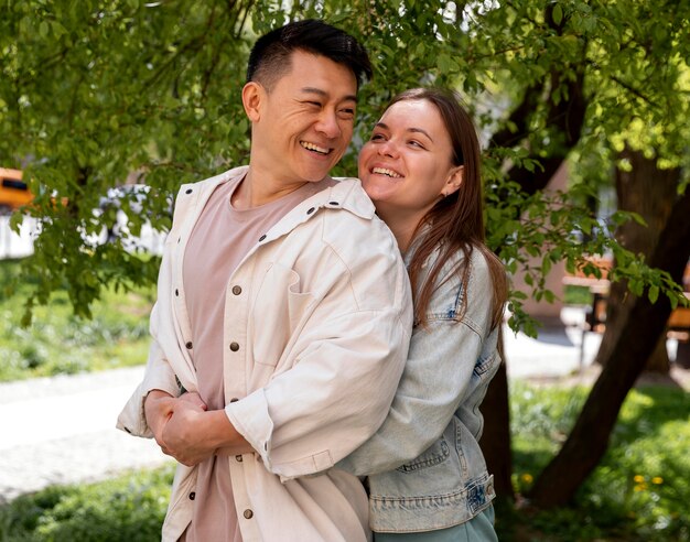 Foto pareja feliz fuera de plano medio