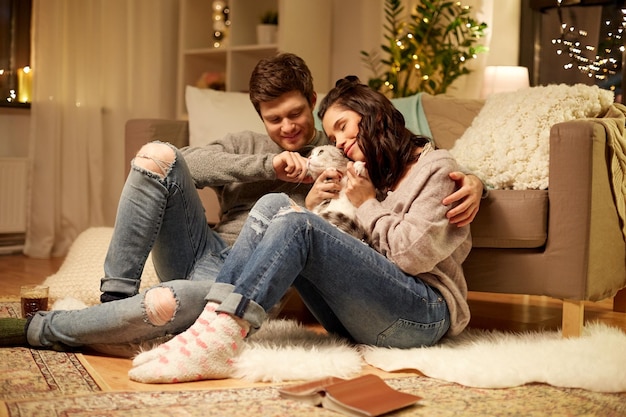 pareja feliz con gato en casa